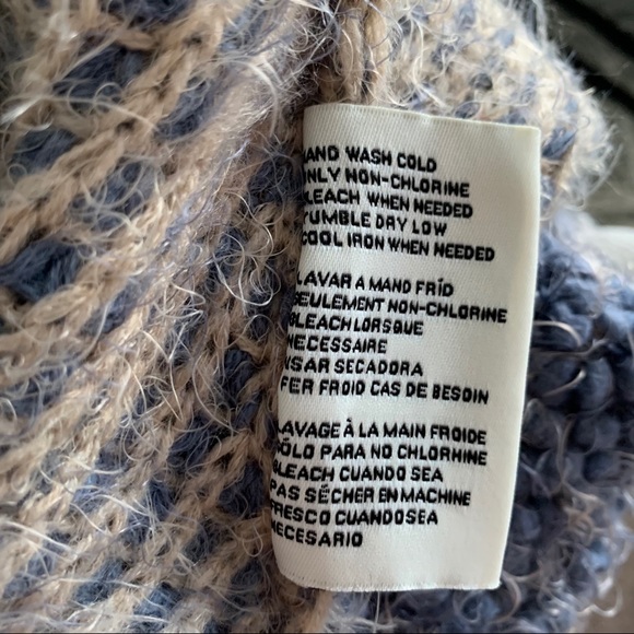 Simply Noelle Poncho - Picture 9 of 9